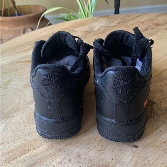Supreme x Nike Air Force 1 Low-Top Leather Sneakers with Subtle Red Tab - Black main image 6